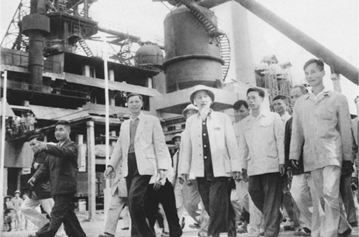 Bác Hồ về thăm Khu gang thép Thái Nguyên năm 1964.