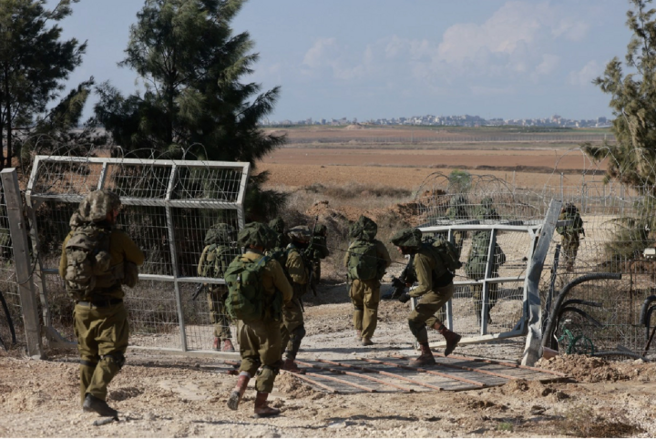 Binh sĩ Israel tuần tra tại khu định cư Kfar Aza ở khu vực biên giới giáp dải Gaza. (Ảnh: Getty)