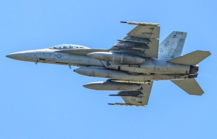 Chiếc F/A-18F của phi đội VX-31 mang theo tên lửa AIM-260. Ảnh The War Zone
