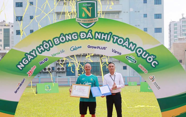 Đại diện VFF, ông Nguyễn Xuân Vũ – Phó Chủ tịch Phụ trách Truyền thông – đã trực tiếp thực hiện nghi thức trao tặng cho thầy Giôm.