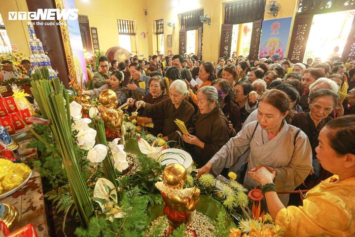 Phật tử cung kính mừng Đại lễ Phật đản 2025 tại chùa Quán Sứ. (Ảnh: Đắc Huy)