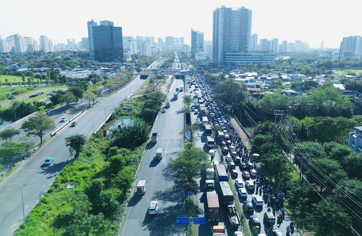 Đường Nguyễn Văn Linh dù quy mô 10 -14 làn xe nhưng vẫn trong nguy cơ ùn tắc khi lượng xe tăng cao.