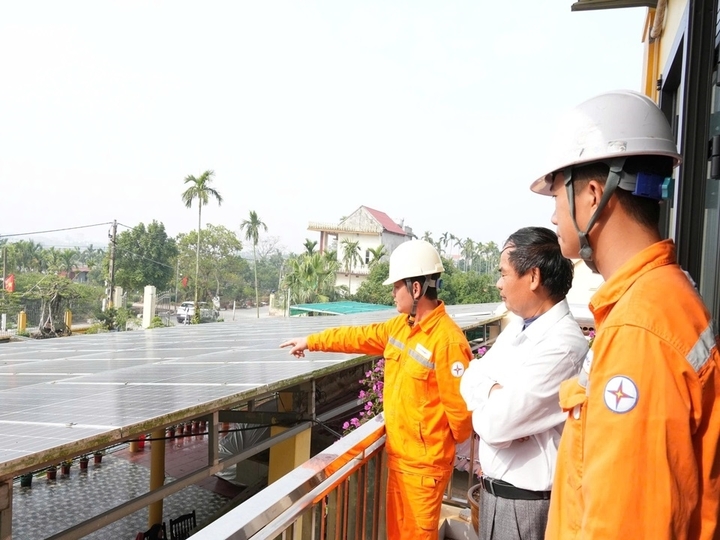 Lắp đặt điện mặt trời mái nhà giúp người dân tiết kiệm chi phí tiền điện hàng tháng.