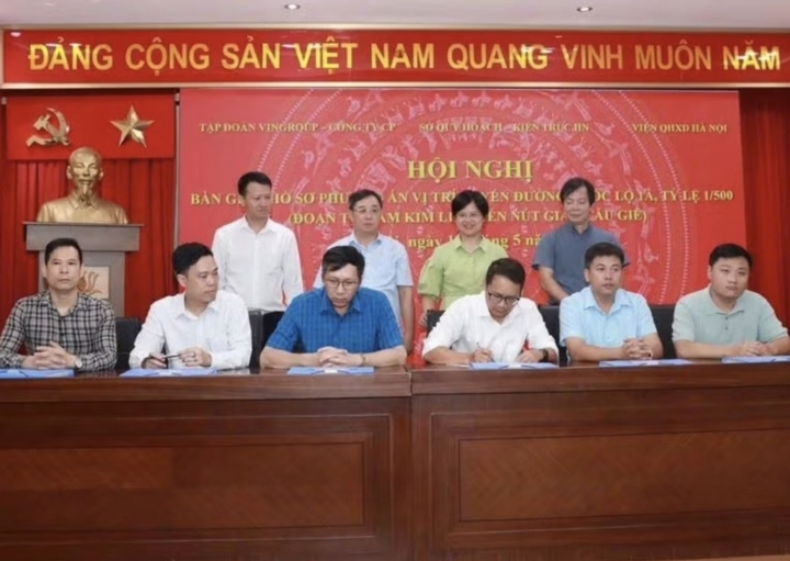 Đại diện các đơn vị dự hội nghị bàn giao hồ sơ phương án vị trí tuyến đường Quốc lộ 1A, tỷ lệ 1/500, đoạn từ nút giao Vành đai 1 (hầm Kim Liên) đến nút giao Cầu Giẽ.