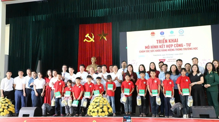 Các đơn vị đồng hành chung tay vì sức khỏe học đường và tương lai thế hệ trẻ tại chương trình chăm sóc sức khỏe răng miệng học đường.
