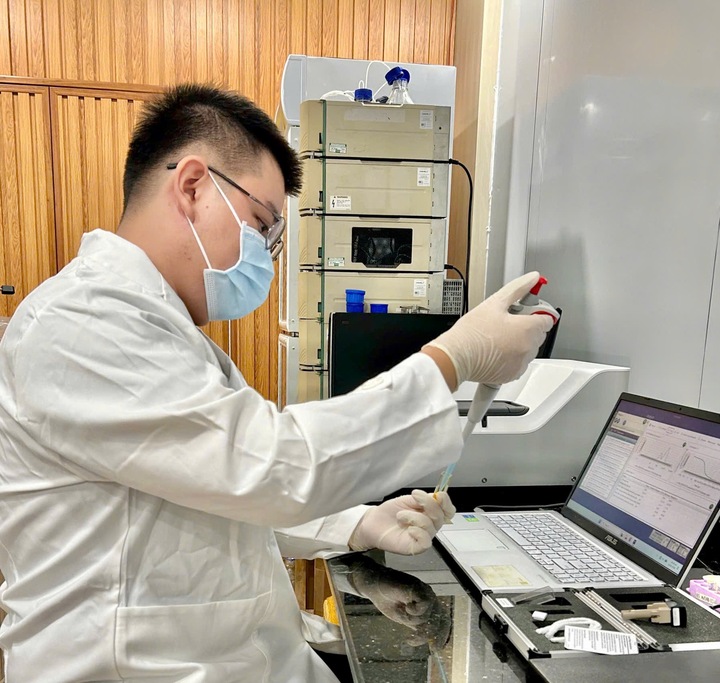 Sau khi tốt nghiệp, Hoàng Lịch làm việc tại một công ty dược phẩm ở vị trí dược sĩ nghiên cứu và phát triển. Công việc giúp anh tích lũy kinh nghiệm trong phát triển các hệ dẫn thuốc nano (như liposome, niosome, solid lipid nanoparticles và emulsion) ứng dụng cho dược phẩm, mỹ phẩm và thực phẩm bảo vệ sức khỏe.