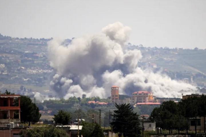 Khói bốc lên sau cuộc tấn công của Israel. (Ảnh: Reuters)