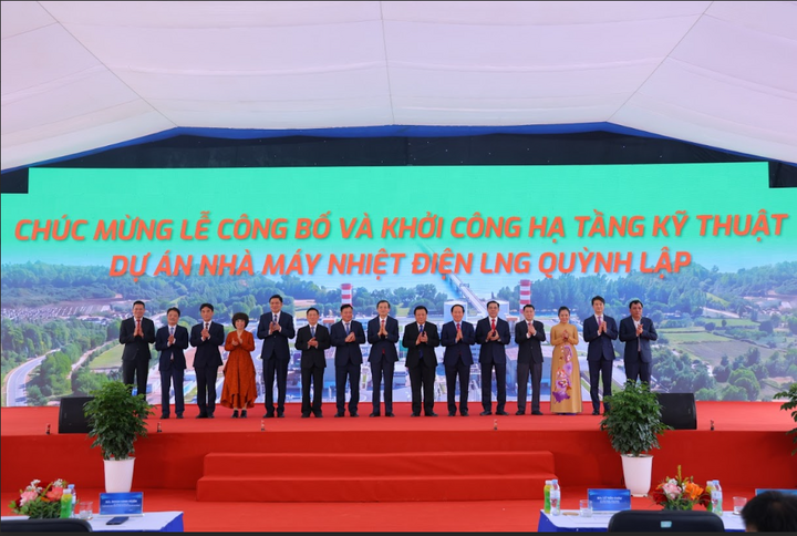 Các đại biểu thực hiện nghi thức khởi công hạ tầng kỹ thuật dự án Nhà máy điện LNG Quỳnh Lập.