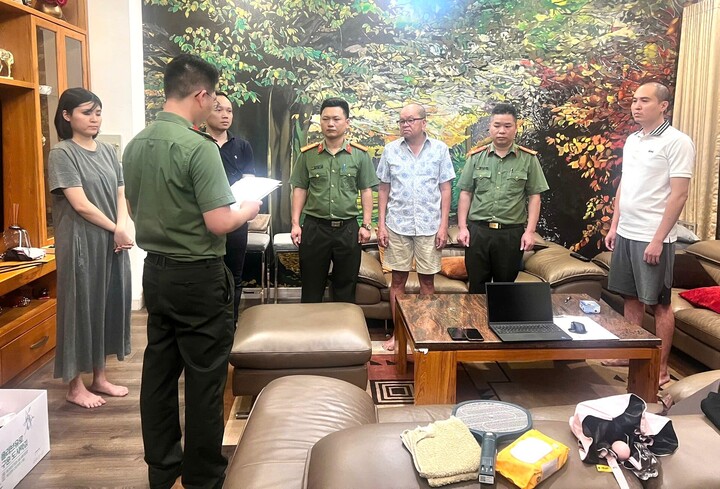 Cơ quan điều tra thực hiện Lệnh bắt với Trần Văn Quận. (Ảnh: Công an Lạng Sơn).