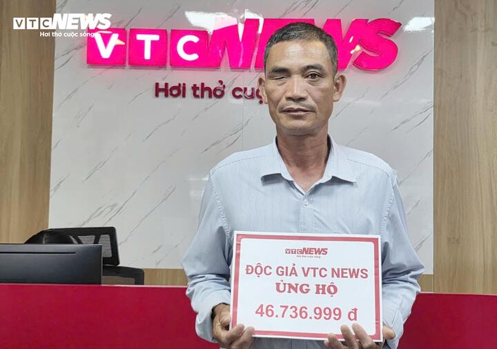 Ông Nguyễn Văn Thái - em trai ông Thanh thay mặt gia đình đón nhận sự giúp đỡ của bạn đọc. (Ảnh: Như Loan)