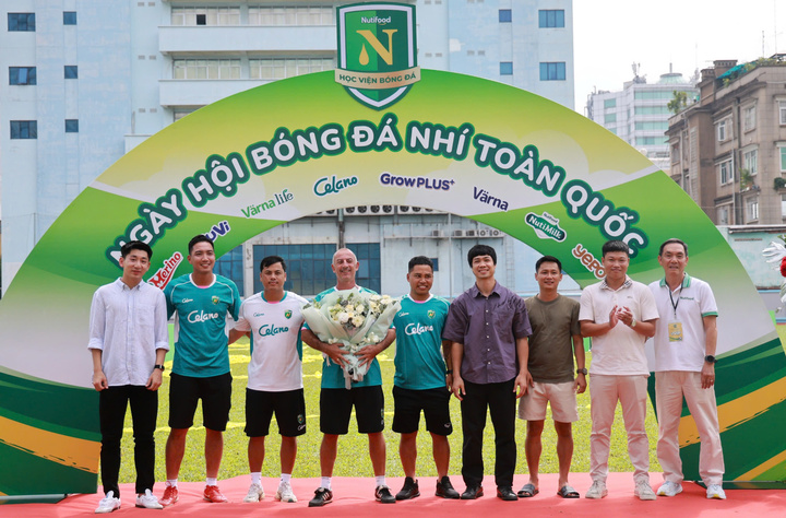 Nhật Minh, Công Phượng và nhiều cầu thủ trưởng thành qua sự dìu dắt, đào tạo của “thầy Giôm” đã có mặt để chúc mừng, tạo nên một dịp hội ngộ ý nghĩa.
