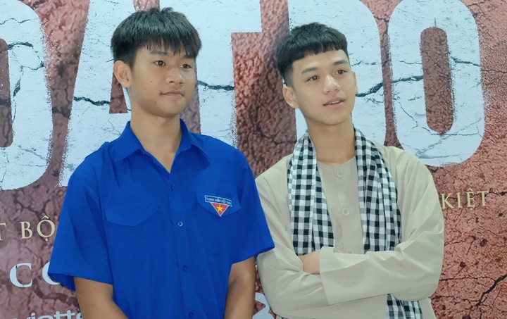 Chơi thân từ phim "Đất Rừng Phương Nam", bộ đôi Hạo Khang và Kỳ Phong cũng kỳ vọng tiếp tục kề vai sát cánh khi cùng đến thử vai trong dự án phim tiểu sử - lịch sử. Cả hai tham gia ứng tuyển cho tuyến nhân vật nam trong phim.