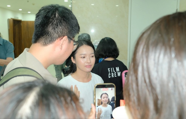 Diễn viên Kim Khánh ăn mặc giản dị đến tham gia casting. Thời gian qua, cô gây chú ý khi góp mặt trong phim "Cảm ơn người đã thức cùng tôi".
