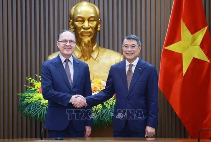 Thủ tướng Chính phủ Lê Minh Hưng tiếp Đại sứ Đặc mệnh toàn quyền Liên bang Nga tại Việt Nam Gennady Bezdetko. (Ảnh: TTXVN)