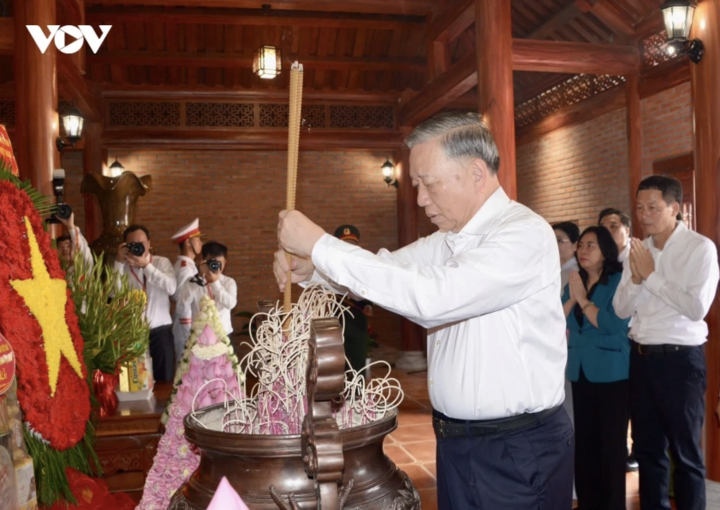 Tổng Bí thư, Chủ tịch nước Tô Lâm dâng hương tưởng nhớ Chủ tịch Hồ Chí Minh, Đại tướng Võ Nguyên Giáp và Anh hùng Liệt sỹ Võ Thị Sáu trong khuôn viên Thành ủy Đồng Nai.