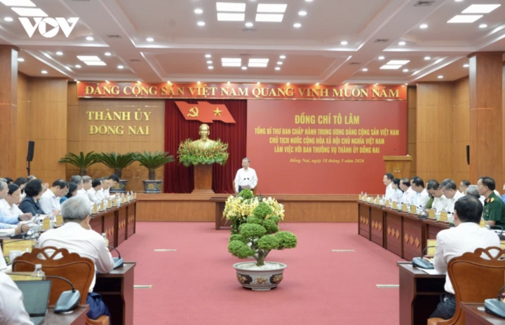 Toàn cảnh cuộc làm việc.