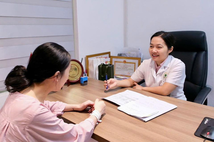Thai phụ và bác sĩ Hương thảo luận trước khi can thiệp bào thai (Ảnh: BV Phụ sản HN)
