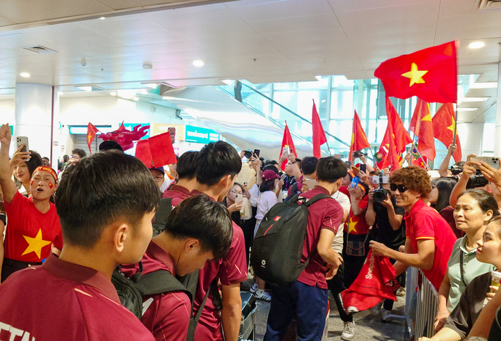 U17 Việt Nam về nước trong sự chào đón nồng nhiệt của người hâm mộ. (Ảnh: VFF)