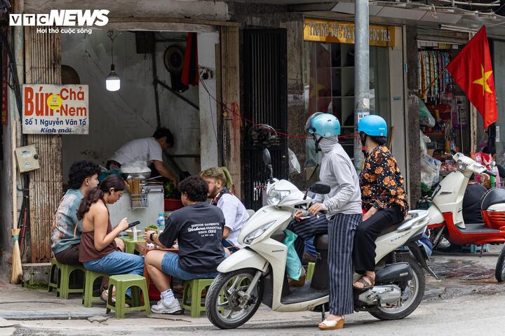 Nhiều chủ quán ăn ở Hà Nội vẫn ngang nhiên kê bàn ghế ra vỉa hè. (Ảnh: Minh Đức)