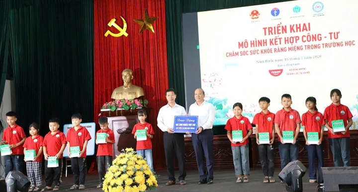 Ông Trần Minh Hùng trao tặng kinh phí hỗ trợ Quỹ Khuyến học Trường Tiểu học Đồng Du, lan tỏa tinh thần hướng về quê hương, chăm lo cho thế hệ trẻ.