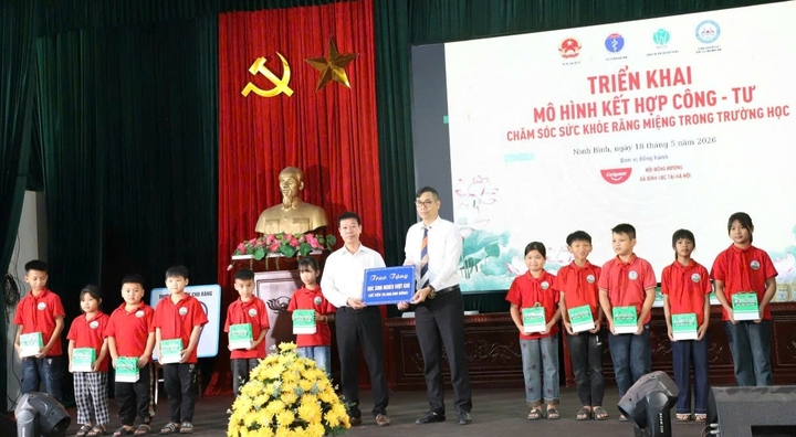 Ông Nguyễn Ngọc Cường, Chủ tịch Hội đồng hương xã Bình Lục tại Hà Nội trao tặng 20 triệu đồng cho Quỹ Khuyến học Trường Tiểu học Đồng Du, chung tay chăm lo cho sự nghiệp giáo dục quê hương.