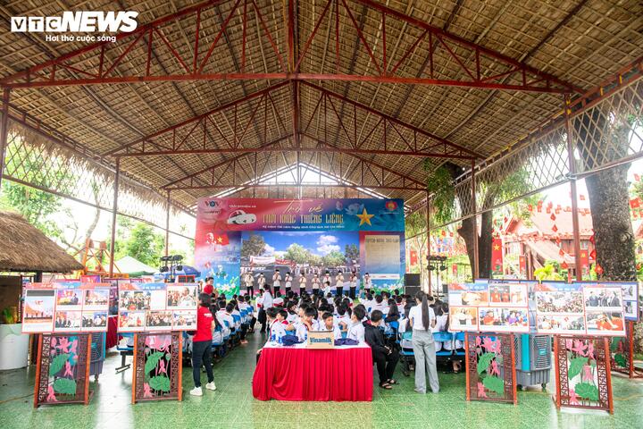 Những món quà lưu giữ ký ức lịch sử tại 'Trở về thời khắc thiêng liêng' - 1