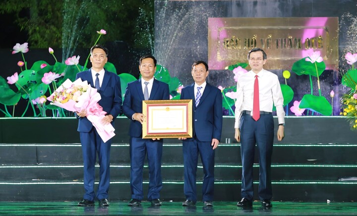 Ông Đoàn Minh Huấn - Ủy viên Bộ Chính trị, Giám đốc Học viện Chính trị Quốc gia Hồ Chí Minh trao Huân chương Lao động hạng Nhất cho Khu Di tích Quốc gia đặc biệt Kim Liên
