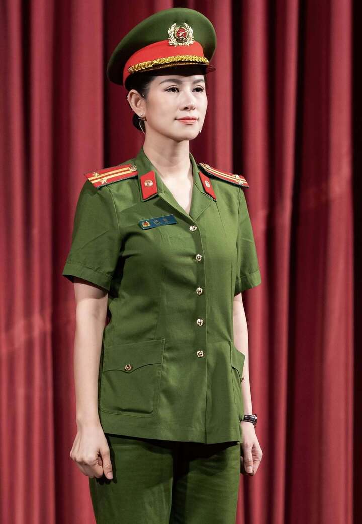 Khác với vẻ "tưng tửng" trên phim, ngoài đời Lưu Huyền Trang là Đại úy Công an thuộc Nhà hát Kịch Công an Nhân dân. Cô chia sẻ môi trường kỷ luật thép đã rèn luyện cho mình sự đĩnh đạc và tỉnh táo. Việc vừa là nghệ sĩ, vừa là chiến sĩ giúp cô có cái nhìn sâu sắc và trách nhiệm hơn trong từng lời ăn tiếng nói trước công chúng.
