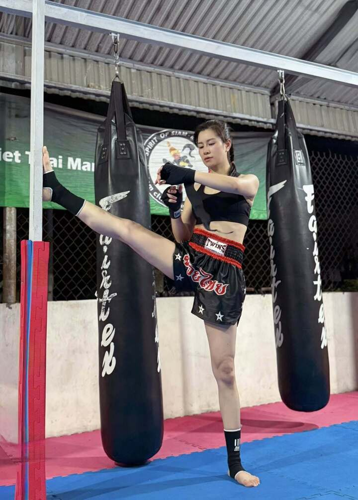 Ngoài ra, Lưu Huyền Trang còn là “tín đồ” của Muay Thái và gắn bó với bộ môn này suốt nhiều năm. Chính vì vậy, khi xem những cảnh Mai Ly bị đánh trên phim, không ít khán giả đã hài hước “bức xúc” thay nữ diễn viên, liên tục để lại bình luận kiểu: “Ủa tập Muay mà sao không tung chỏ?” hay đòi “đến xử hộ” một cách hài hước.