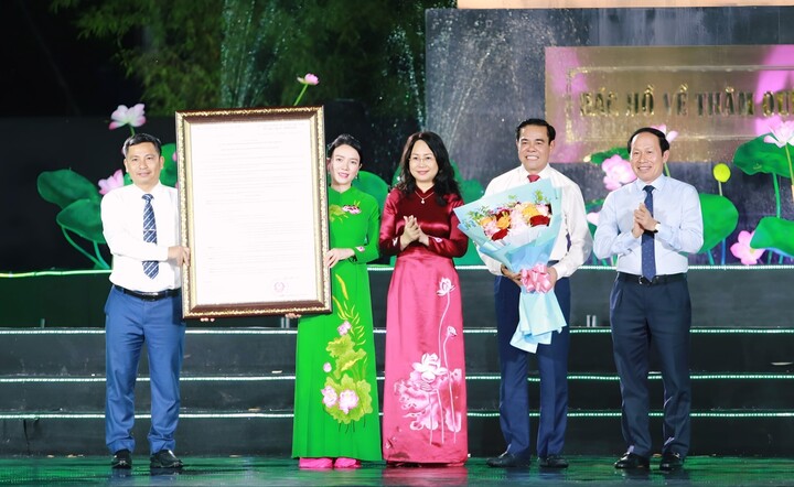 Ông Lê Tiến Châu - Ủy viên Trung ương Đảng, Phó Thủ tướng và bà Lâm Thị Phương Thanh - Bộ trưởng Bộ Văn hóa, Thể thao và Du lịch trao Quyết định công nhận Khu du lịch Quốc gia Kim Liên, tỉnh Nghệ An và tặng hoa chúc mừng