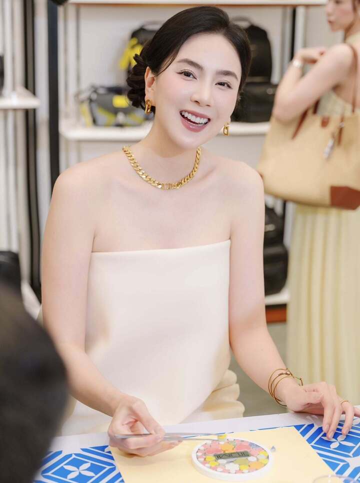 Thời gian qua, Mai Ngọc thường xuyên chia sẻ những khoảnh khắc xoay quanh cuộc sống làm mẹ, từ hành trình chăm con, nuôi con đến quá trình lấy lại vóc dáng sau sinh. Nhiều khán giả bày tỏ sự ngưỡng mộ khi nữ MC vẫn duy trì được tinh thần tích cực và biết cách chăm sóc bản thân dù lịch trình bận rộn với con nhỏ.