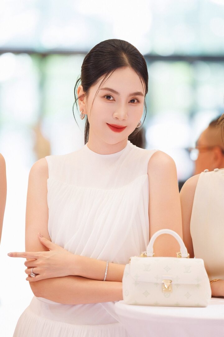 Nhiều khán giả nhận xét nhan sắc của Mai Ngọc ngày càng mặn mà sau khi kết hôn và sinh con. Không ít bình luận khen nữ MC sở hữu vóc dáng "mẹ một con trông mòn con mắt", thậm chí quyến rũ hơn thời còn dẫn sóng truyền hình.