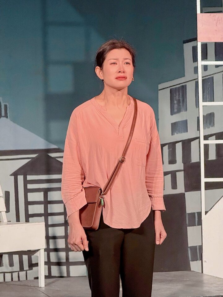 Sau thành công của "Cầu vồng tình yêu", có lúc Huyền Trang tạm dừng để chăm sóc gia đình. Tuy nhiên, khi quay lại sân khấu và nhận được những tràng pháo tay của khán giả, cô đã òa khóc vì hạnh phúc. Chính giây phút đó đã thôi thúc nữ Đại úy trở lại và bùng nổ mạnh mẽ hơn bao giờ hết trên sóng truyền hình như hiện nay.