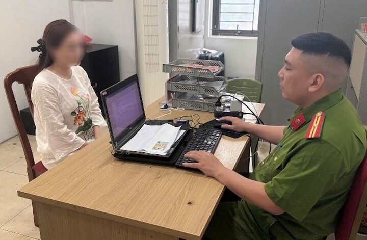 Người phụ nữ hành hung tài xế ô tô tại cơ quan công an.