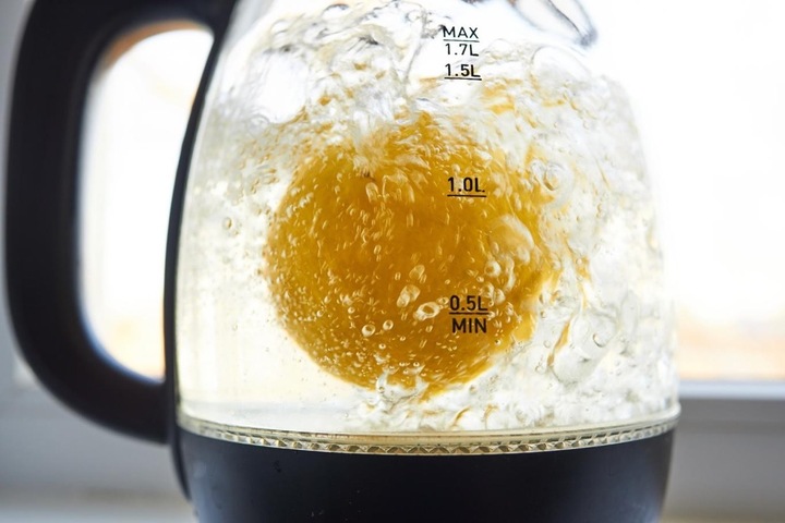 Sử dụng chanh tươi là cách đơn giản để vệ sinh ấm siêu tốc. (Ảnh: Better)