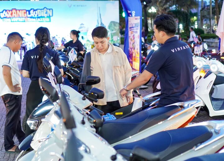 Sự kiện “Đổi xăng lấy điện - Cùng VinFast kiến tạo tương lai xanh” có sự xuất hiện của các mẫu xe đổi pin như Viper, Feliz II, Evo…