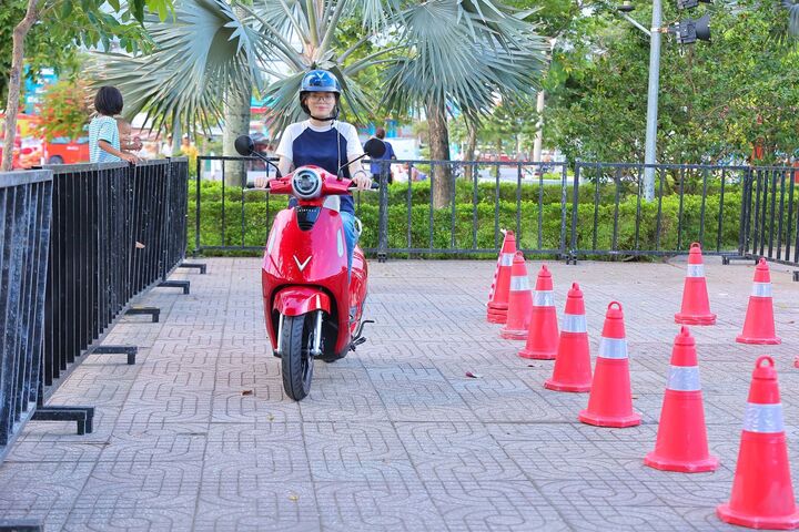 Chị Phạm Thảo Nguyên trải nghiệm mẫu Evo đổi pin tại sự kiện.