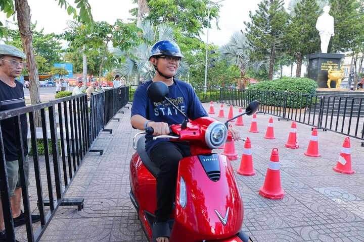 Em Bùi Nguyễn Gia Minh trải nghiệm mẫu xe đổi pin không cần bằng lái Evo Lite.