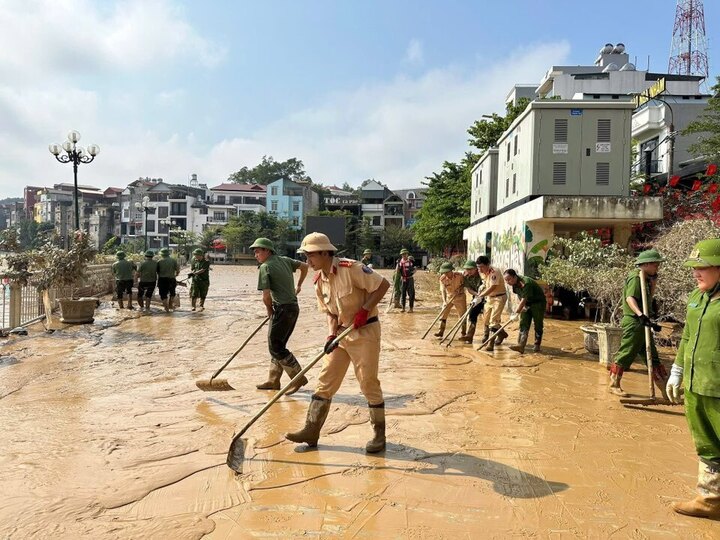Các lực lượng đã phối hợp dọn dẹp bùn đất, vật cản đảm bảo an toàn giao thông sau đợt mưa lũ.