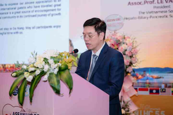 PGS.TS.BS Lê Văn Thành được mệnh danh là "bàn tay vàng" trong lĩnh vực Ngoại Tiêu hóa - Gan mật - Tụy, người tiên phong đưa kỹ thuật ghép gan trở thành thường quy tại Việt Nam.