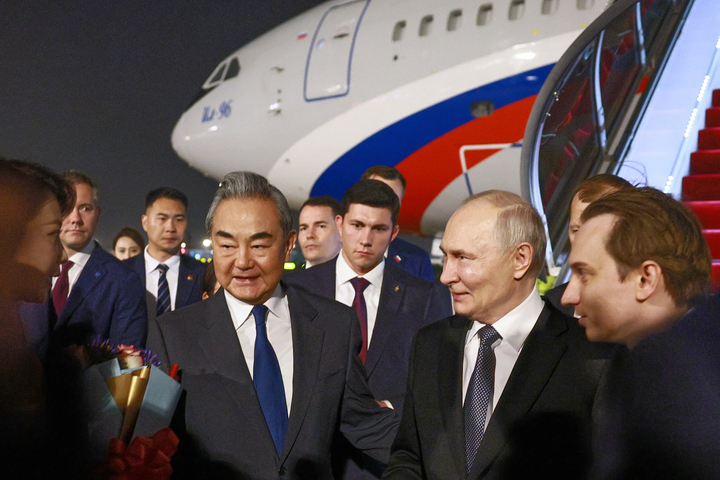 Ngoại trưởng Trung Quốc Vương Nghị ra sân bay đón Tổng thống Nga Putin. (Ảnh: AP)
