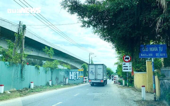 Trong khi cầu mới xây xong "chỉ để ngắm" thì cầu cũ đang phải oằn mình "gánh" hàng nghìn lượt phương tiện mỗi ngày.