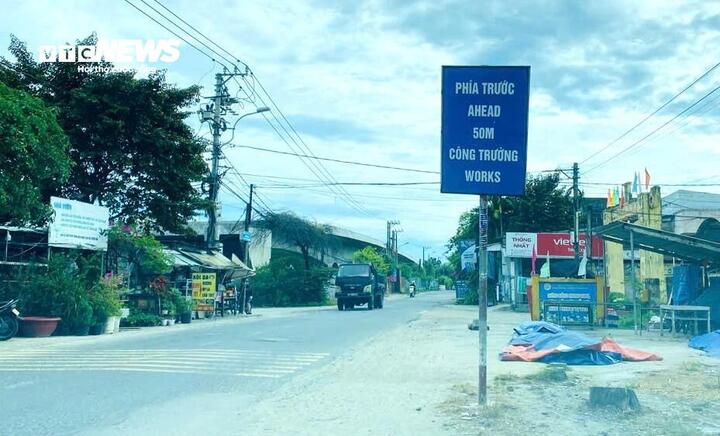 Hàng loạt tấm biển thông báo phía trước có công trường thi công được dựng lên, song 2 năm trời chẳng thấy bóng công nhân.