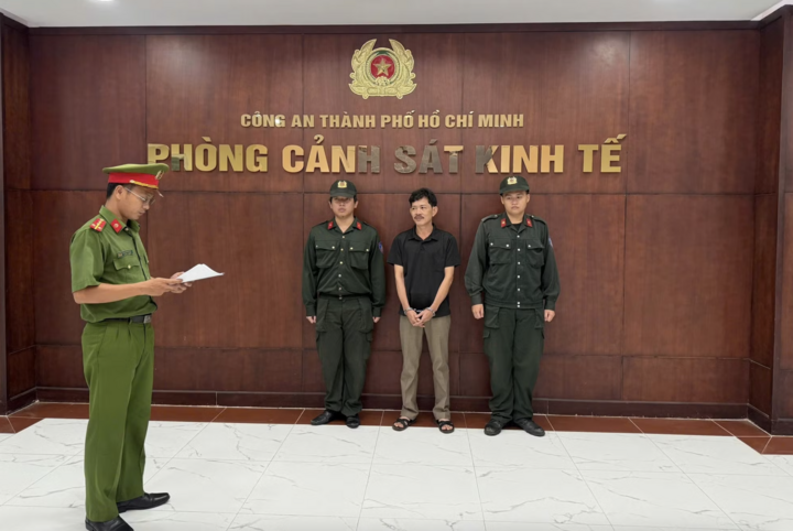 Cơ quan CSĐT Công an TP.HCM tống đạt các thủ tục tố tụng với Trần Quang Vũ.