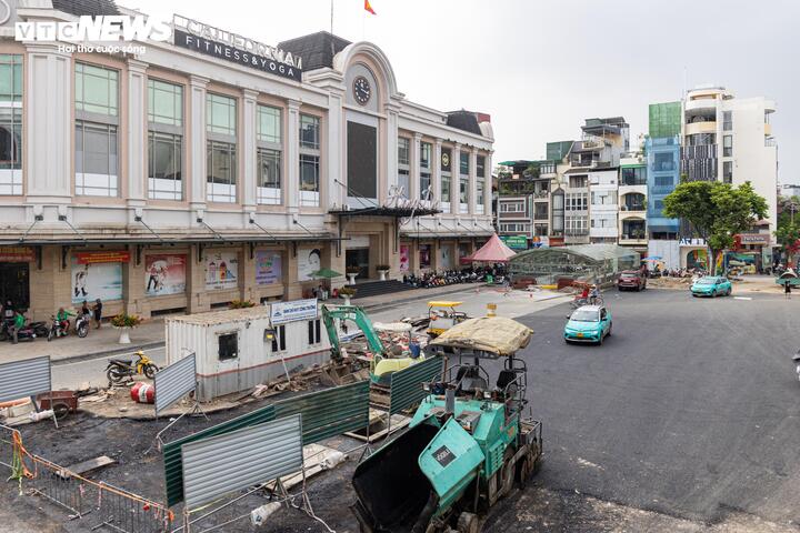 Thời gian qua, TP Hà Nội triển khai loạt dự án chống ngập khẩn cấp, đồng loạt khởi công từ ngày 25/3. Để đạt được mục tiêu hoàn thành trước mùa mưa, các nhà thầu tập trung huy động nhân lực, máy móc, thiết bị để đồng loạt tổ chức thi công dự án với 22 hạng mục bao gồm: Cải tạo các trạm bơm tại 6 hồ (gồm hồ Thiền Quang, Bảy Mẫu, Ba Mẫu, Linh Quang, Văn Chương, Trung Tự) và thi công trên 16 điểm thuộc các tuyến phố trong khu vực nội đô (dọc các tuyến phố Lý Thái Tổ, Phan Chu Trinh, Lê Lai, Quang Trung, Quán Sứ và đường Nguyễn Trãi).