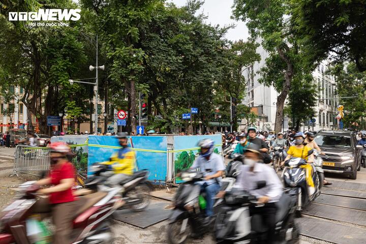 Theo Trung tâm Quản lý hạ tầng kỹ thuật TP Hà Nội, các dự án được phép thi công ban đêm từ 22h đến 5h nhằm hạn chế ảnh hưởng tới giao thông và sinh hoạt của người dân. Tuy nhiên, quá trình triển khai gặp nhiều trở ngại do hệ thống hạ tầng ngầm như điện, cấp nước, viễn thông phân bố dày đặc, mặt bằng thi công chật hẹp và thiếu vị trí tập kết vật tư.