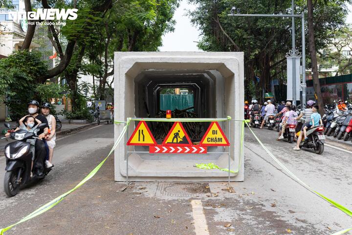 Theo kế hoạch, ngày 25/5, các đơn vị tiếp tục tháo dỡ thêm 10 điểm rào chắn trên các tuyến phố Lý Thường Kiệt, Quán Sứ, Quang Trung, Lê Lai, Nguyễn Trãi, Hai Bà Trưng, Tràng Tiền, Tông Đản cùng khu vực Quảng trường Nhà hát Lớn và Công viên Thống Nhất.