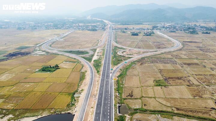 Cùng thời điểm, Ban Quản lý dự án 85 cũng đưa vào vận hành toàn tuyến cao tốc Quy Nhơn – Chí Thạnh dài gần 62 km.
