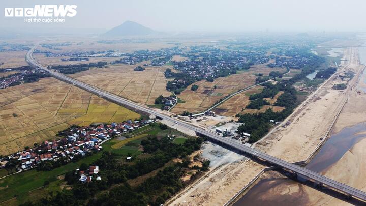 Theo đại diện chủ đầu tư, đoạn hơn 7 km tại nút giao phía nam hầm Cù Mông, thuộc xã Xuân Lộc, tỉnh Đắk Lắk, trước đây chưa thể khai thác do đường gom chưa hoàn thiện. Sau thời gian đẩy nhanh thi công, toàn bộ tuyến nay đã đủ điều kiện lưu thông.