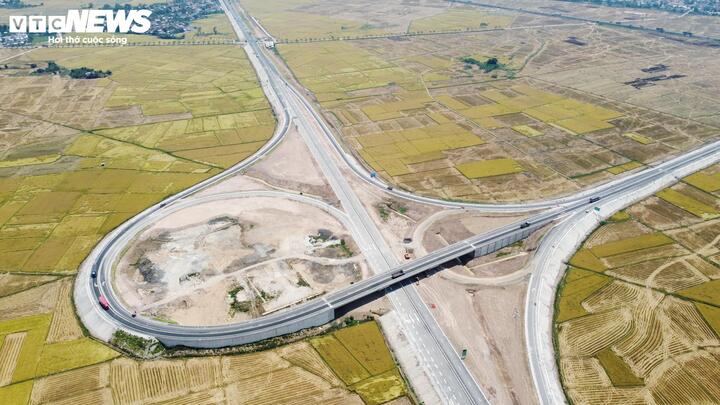 Phòng Cảnh sát giao thông Công an tỉnh Đắk Lắk cho biết hiện các trạm thu phí trên hai tuyến vẫn đang tiếp tục hoàn thiện nên chưa tổ chức thu phí.